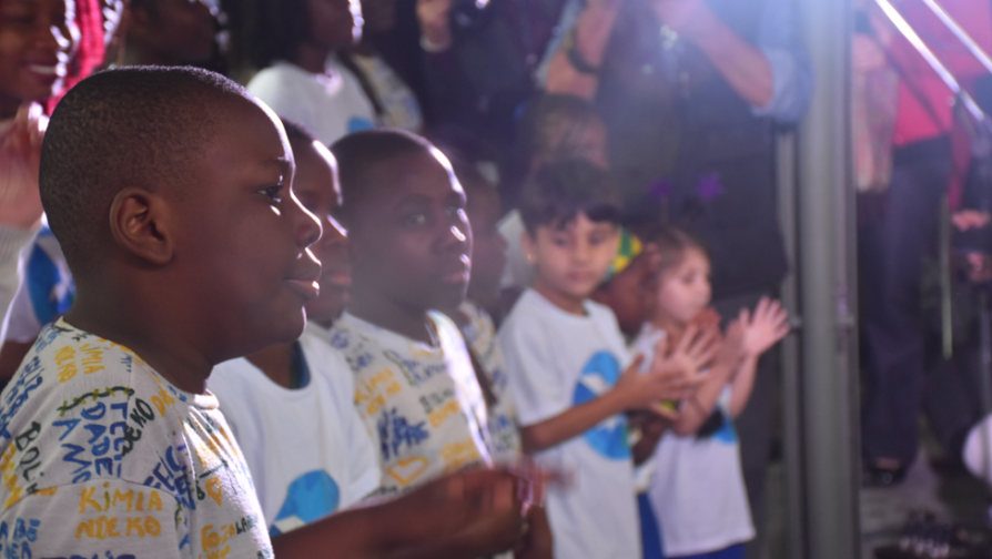 Coral infantil “Somos Iguais” em apresentação no CIC do Imigrante da Zona Oeste da cidade de São Paulo. Foto: ACNUR/MiguelPachioni