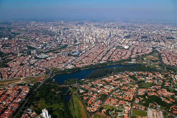 Vista aérea de un río que atraviesa una ciudad 