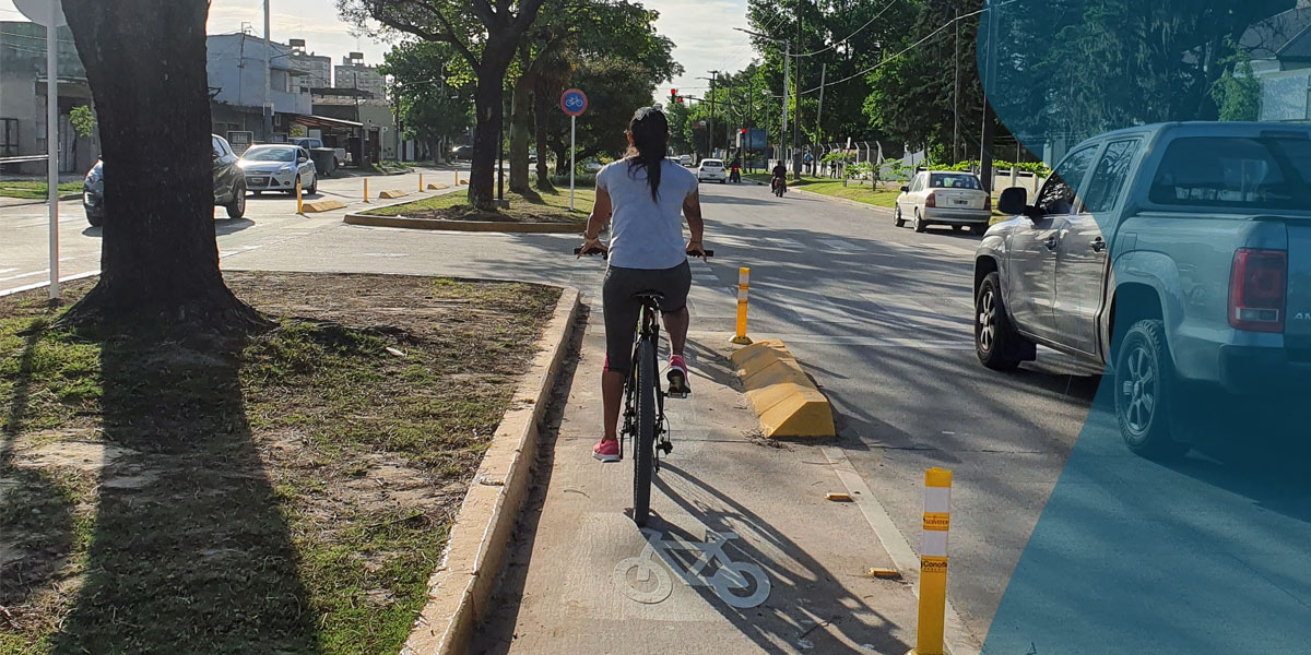 Imagen de mujer andando en bicicleta captada de espalda